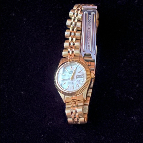 Citizen Vintage Quartz Mother of Pearl Day Date Women\'s Watch main image 7